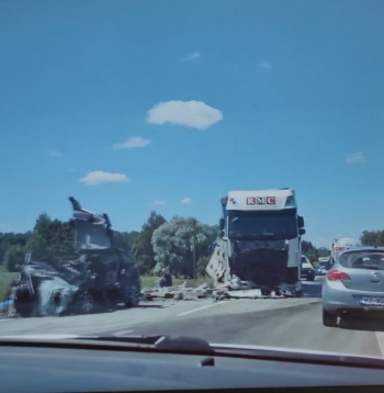 Šie Liepājas šosejas posmi, kur otrdien un trešdien notika traģiskie negadījumi, neesot bijuši starp tiem, kas iekļauti autoceļu "melno punktu" sarakstā. Līdz šim šeit lielu un traģisku autoavāriju neesot bijis.