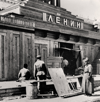 Pēc Ļeņina nāves 1924. gada janvārī Sarkanajā laukumā Maskavā no koka tika uzcelts pirmais pagaidu mauzolejs, maijā – otrais pagaidu mauzolejs, bet 1930. gadā – pastāvīgais akmens mauzolejs.