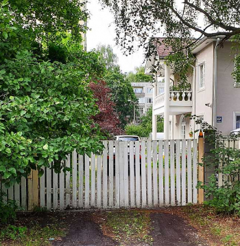 Koka vairogu krāsojums jāpieskaņo ēkai un blakusesošā zemesgabala žogam.