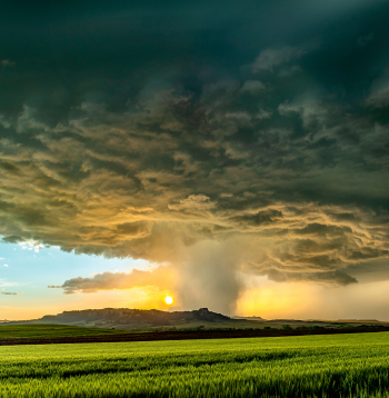 Paskaties uz kādu bildi, kurā attēlots tornado. Ja mēs no šīs bildes izņemtu ārā visas cietās daļas – putekļus, smiltis, akmeņus, zarus un citas lietas, kuras stiprais viesulis ir pacēlis gaisā, mēs redzētu pavisam parastu ainavu. Taču, ja mēs mēģinātu tuvoties tornado centram, kādā brīdī šī ļoti blīvā enerģija mūs atsviestu atpakaļ. It kā neredzam, taču pieredzam.