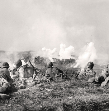 Karš Klusajā okeānā: Okinavas ieņemšana 1945. gada maijā. ASV jūras kājnieku divīzija ieņem japāņu pozīcijas pakalnos, kas ieskauj galvaspilsētu Nahu.