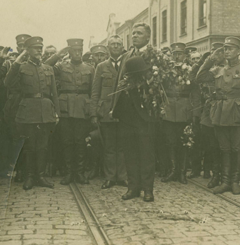 Latvijas Pagaidu valdības atgriešanās Rīgā. 1919. gada 8. jūlijs. Ceturtais no kreisās – ģenerālis D. Sīmansons, piektais – pulkvedis J. Balodis, sestais – J. Zālītis, septītais – K. Ulmanis, otrais no labās – pulkvedis J. Zemitāns.