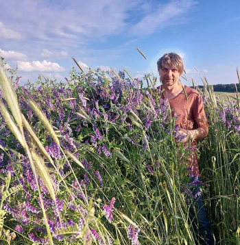 Gatis Ozols, bioloģiskās lielsaimniecības "Nodegi" saimnieks Dienvidkurzemes novadā.