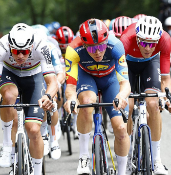 Toms Skujiņš (centrā) "Tour de France" 13. posma atrāviena galvgalī. Pa kreisi – pasaules čempions Metjū van der Pūls, pa labi – vēl viens nīderlandietis Kevins Genets.
