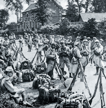 Franču armijas kareivji pirms došanās uz fronti. Pirmajos kara mēnešos pirms iestrēgšanas ierakumos 1915. gadā Rietumu frontes armijas bija diezgan mobilas.