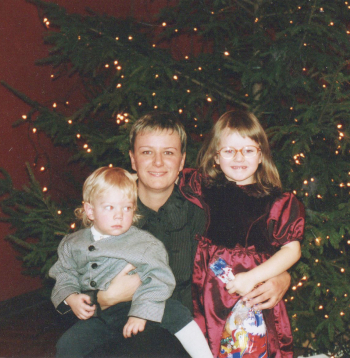 Linda Mūrniece ar bērniem. 2002. gads.