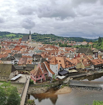 Skats no pilskalna uz skaisto Česke Krumlovu, kas ierakstīta UNESCO pasaules mantojuma sarakstā.