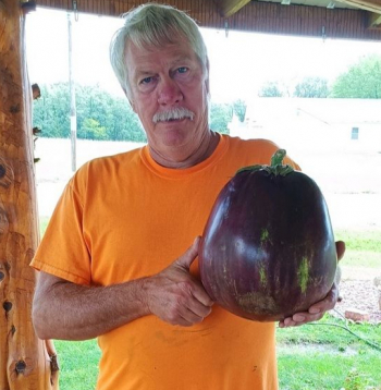 Deivs Benets ar izaudzēto rekordistu.