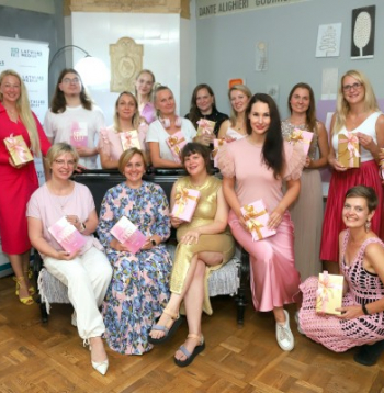 Grāmatu blogeri tiekas jaunā romāna atvēršanas pasākumā.