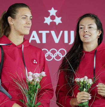 Tīna Graudiņa (no kreisās) un Anastasija Samoilova jau piecus gadus ir vienas no Latvijas veiksmīgākajām sportistēm. Pēc Parīzes olimpiskajām spēlēm uz īsu brīdi ieskrējušas mājās, viņas vakar jau uzsāka Eiropas čempionātu Nīderlandē.
