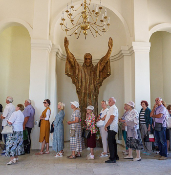 Vissvētākās Jaunavas Marijas debesīs uzņemšanas svētkos 15. augustā Aglonā bija ieradušies ticīgie no visas Latvijas.