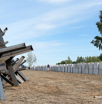 Pie robežas tiek izvietoti betona bloki un prettanku eži.