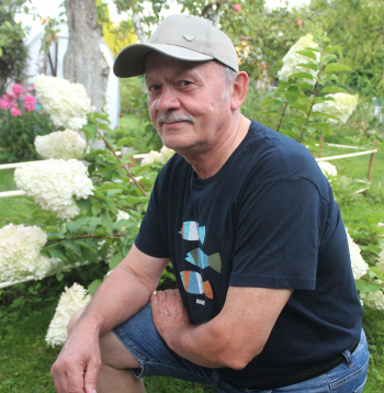 Žurnāla lasītājiem Māris Bergins novēl veselību un labas domas. Attēlā Māris Bergins dārzā aiz mājas pie paša koptajām puķēm.