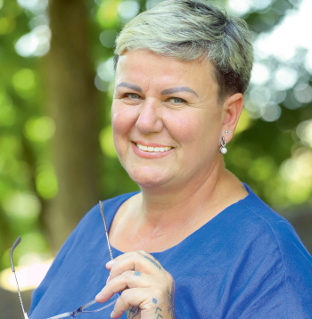 "Ir daudzas lietas, par kurām īsti nevaru runāt bez asarām, lai gan cik gadi jau pagājuši. Norakstīju emocijas grāmatā, bet kaut kas tāpat paliek," tā Linda Mūrniece.