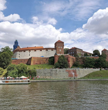 Skats uz Vāvela pilskalnu no tūristu kuģīša klāja.
