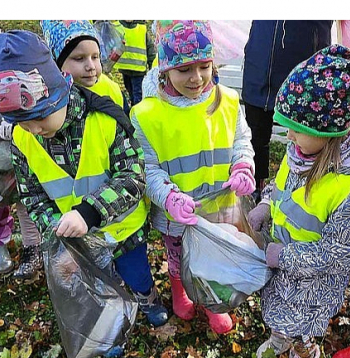 Cūkmens bērniem māca atbildīgu attieksmi pret vidi, tostarp savācot mežā atstātas drazas.
