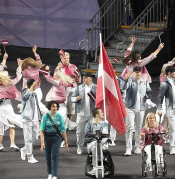 Latvijas karogs atklāšanas ceremonijā plīvoja Diānas Krūmiņas un Riharda Snikus rokās.