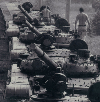 Tanki uz platformām, Krievijas armijai atstājot Latviju.
