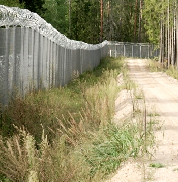Žogs uz Baltkrievijas robežas migrantu plūsmu samazina, bet neaptur.