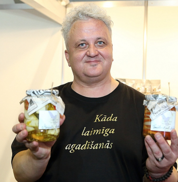 Iemīļotais operdziedātājs Sergejs Jēgers pēdējo gadu laikā ar paša gatavotajiem marinējumiem ir kļuvis arī par cienījamu mājražotāju un jaunu produktu veidotāju. "Pirms gada sasniedzu mērķi, ka mani produkti nokļūtu universālveikalā "Stockmann"," par panākumiem stāsta Jēgers.