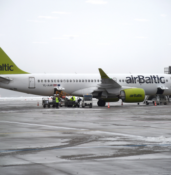 "airBaltic" lidmašīna RIX Rīgas lidostas teritorijā.