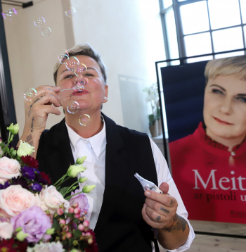 Lindas Mūrnieces jaunās grāmatas "Meitene ar pistoli uz jumta" atvēršana. 