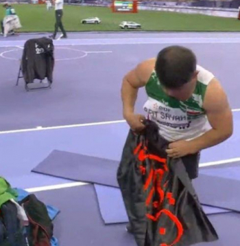 Sportisti medaļas izcīnīšanu parasti svin ar savas valsts karogu, bet Sadegs Saiahs izvēlējās karogu, kas tiek saistīts ar teroristiskām kustībām.