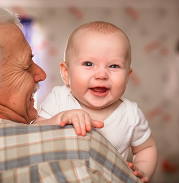 Jaunais likums dod iespēju vecmāmiņai vai vectēvam būt bērna kopšanas atvaļinājumā jauno vecāku vietā un saņemt par to bērna kopšanas pabalstu.