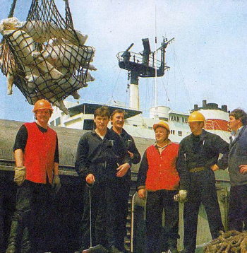 Cenzūra ļoti uzmanīja ostas fotogrāfiju nonākšanu presē, tomēr 1987. gada žurnālā "Zvaigzne" lepojās Rīgas tirdzniecības ostas "viena no labākajām dokeru brigādēm". "Tajā bija nolasījušies izmanīgi cilvēki, kas tēloja baigos komjauniešus. Viņi spieda uz ideoloģiju," teic Ainārs Treijs.