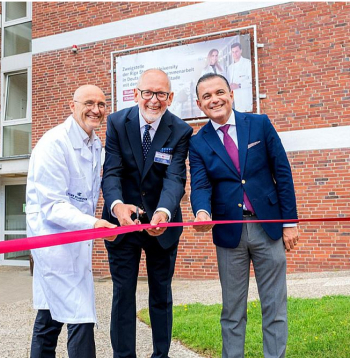 RSU pirmās filiāles atklāšana – Elbas slimnīcas Neiroloģijas nodaļas vadītājs Holgers Šmits (no kreisās), RSU rektors Aigars Pētersons un Latvijas veselības ministrs Hosams Abu Meri.