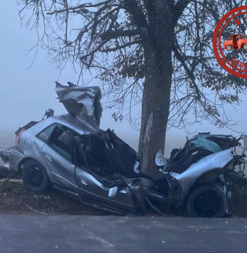 Avārija Lizumā. Automašīna kokā ietriekusies ar lielu ātrumu.