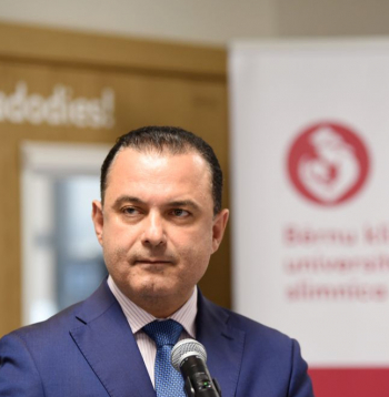 Veselības ministrs Hosams Abu Meri. Veselības ministrs Hosams Abu Meri.