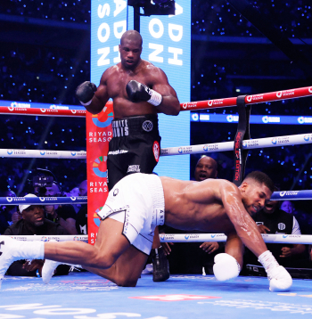 Lielbritānijas bokseris Daniels Dubuā sestdien Vemblija stadionā cīņā par Starptautiskās Boksa federācijas (IBF) smagsvaru čempiona jostas nosargāšanu negaidīti pārliecinoši uzvarēja tautieti Entoniju Džošua.