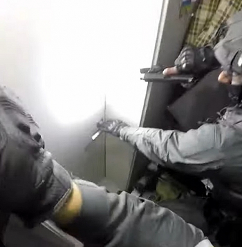 Aizturētā organizētās noziedzības līdera vārds netiek atklāts. Spriežot pēc policijas izplatītā video, vienas aizdomās turētās personas aizturēšana notikusi dzīvoklī ēkā Rīgā, Zaļajā ielā 10. Netiek gan atklāts, vai šī persona ir minētais līderis.