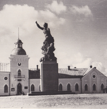 Piemineklis pilsētas valdes nama fonā, 1939. g.