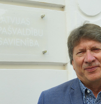 Aino Salmiņš: "Katrai pašvaldībai ir savas iespējas. Vienā pašvaldībā ir vairāk nekā simt policistu, citā – četri. Vienā vietā labas algas un tehnika, citā – minimālas algas, nodrošinājums un darbības."
