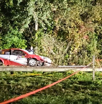 Lietuvas pilsētā Utenā piektdienas vakarā latviešu rallija ekipāža iebrauca skatītāju pūlī, izraisot viena cilvēka nāvi un 14 ievainojot.