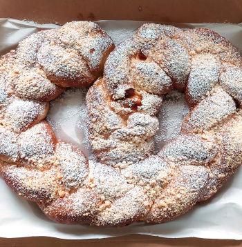 Pītais kliņģeris ar kaltētiem augļiem un marmelādi.