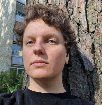 Liepa Rūce: "Janas Egles dzejoļi ir kā intīmas vēstules ar apsietu zīda lentīti – ievainojami, trausli, sāpīgi, jūtīgi. Manējie ir zīmīte pie akmens, kuru iemest pa logu naktī: "Ir laiks!""