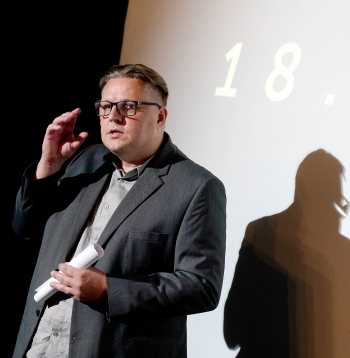 Latvijas Mūzikas ierakstu gada balvas "Zelta mikrofons 2025" žūrijas priekšsēdētājs Jānis Žilde piedalās balvas pasniegšanai veltītā preses konferencē Kaņepes Kultūras centrā.