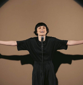 Dārta Daneviča Dailes teātra izrādē "Zēni nav meitenes".