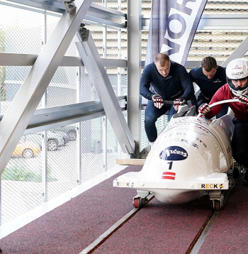 Latvijas bobsleja izlases pirmā ekipāža ar pilotu Jēkabu Kalendu treniņā "Daugavas" stadiona starta estakādē.