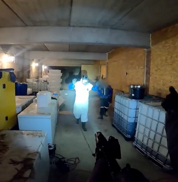 Šādās laboratorijās ražošanas procesi ir ļoti bīstami, jo tiek izmantotas indīgas gaistošas vielas, piemēram, broms.