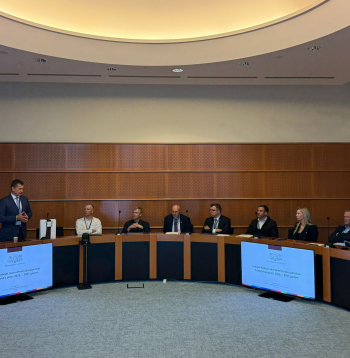 Zemkopības ministrs Armands Krauze tikšanās laikā ar EP deputātiem no Latvijas.