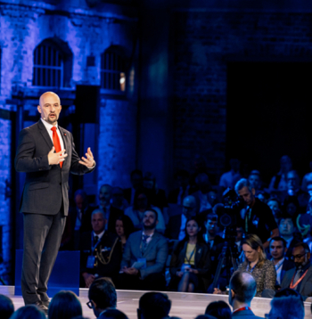 Jānis Sārts šā gada 8. oktobrī uzrunā NATO stratēģiskās komunikācijas izcilības centra konferences "Riga StratCom Dialogue 2024" dalībniekus. Pasākums, kuru centrs sauc par savu gada centrālo notikumu, pulcē vairāk nekā 700 augstākā līmeņa stratēģiskās komunikācijas profesionāļus no visas pasaules un ir unikāls kā šāda veida diskusiju platforma.