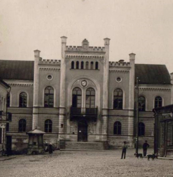 Kuldīgas rātsnams 20. gadsimta sākumā. 1933. gadā pilsēta bijauz bankrota sliekšņa – rātsnams esot galīgi nolaists, ielu bruģis bedrains, tilts pār
Alekšupīti pilsētā tuvu sabrukumam.