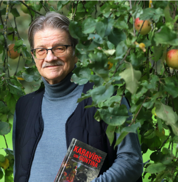 Atis Lejiņš piemājas dārzā Mārupē.