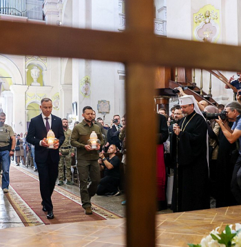 Polijas prezidents Andžejs Duda un Ukrainas prezidents Volodimirs Zelenskis pagājušā gada 9. jūlijā Ukrainas pilsētas Luckas Svēto apustuļu Pētera un Pāvila katedrālē pieminēja Volīnijas slaktiņa upurus.