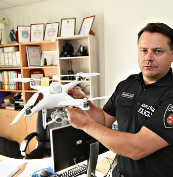 Gulbenes novada pašvaldības policijas priekšnieks Mārtiņš Didrihsons-Linards stāsta, ka drons tiek izmantots gadījumos, kad palīdzību ir lūgusi Valsts policija pazuduša cilvēka meklēšanai. "Ar drona palīdzību varam apsekot latvāņu plantācijas. Arī pēc vētras redzam postījumus."