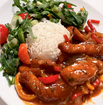 Stirnas gaļas Stir-Fry ar dārzeņiem un rīsiem.